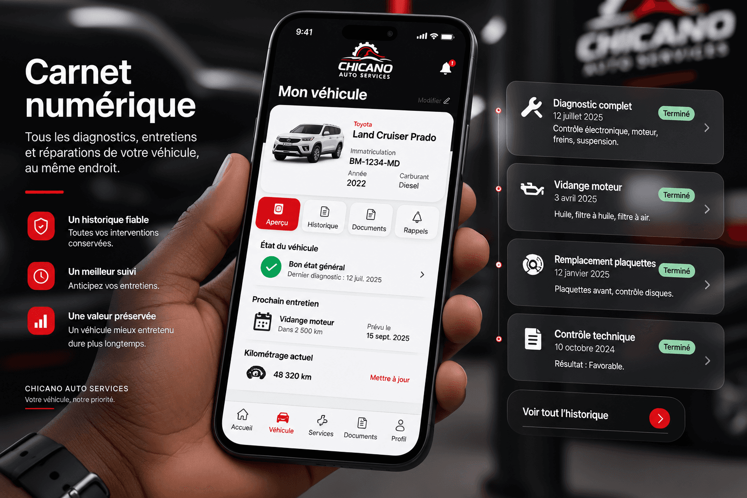 Propriétaire consultant le carnet numérique de son véhicule CHICANO AUTO SERVICES sur smartphone